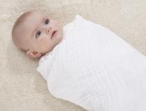 שלבי עיטוף תינוקות בשמיכת מעטפת