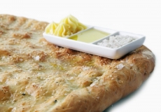 פוקאצ'ה עם מלח רוזמרין ושומשום