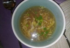 מרק תירס ו"אטריות" ביצים