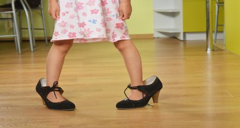 על הקשר בין נעלי ילדים והתפתחות תקינה של כפות הרגליים