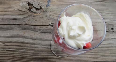 קינוח תותים, שמנת ושוקולד לבן