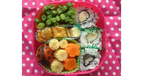 בנטו צבעוני ומזין עם חיפושית שרי, פרחי גזר וחביתה