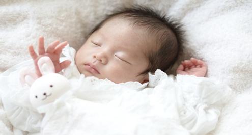 כיצד הרגלי הנקה עשויים לגרום לתינוק שלך לישון יותר?