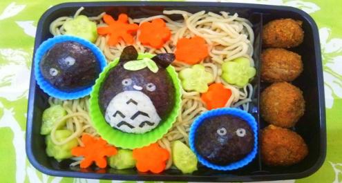 בנטו בסגנון "השכן שלי טוטורו" בתוספת כדורי סויה (מצורף מתכון)