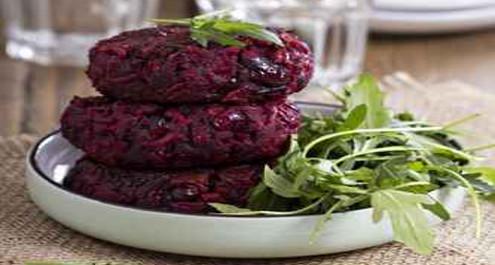 לביבות אפויות של תפוחי אדמה וסלק