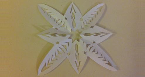 יצירת פתיתי שלג יפהפיים ממגזרות נייר