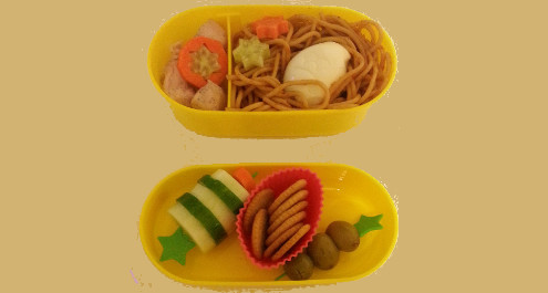 בנטו - ספגטי נפוליטנה לצד נתחוני חזה עוף