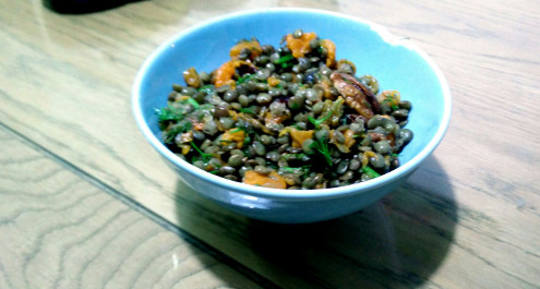 כתום זה השחור החדש (או: סלט טבעוני מעדשים שחורות וירקות כתומים שגם ילדים אוהבים)