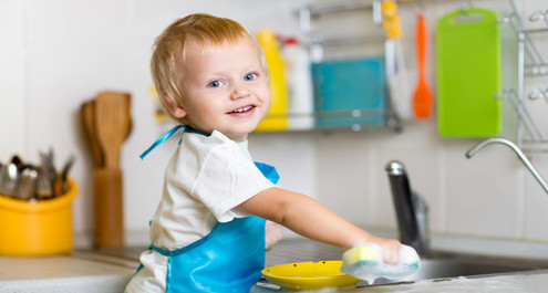 6 הסיבות שבגללן אנחנו לא מאפשרות לילדים לעזור בבית