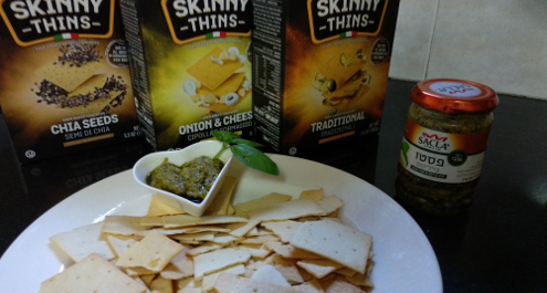 הנשנוש האולטימטיבי: קרקרים פריכים עם פסטו משובח