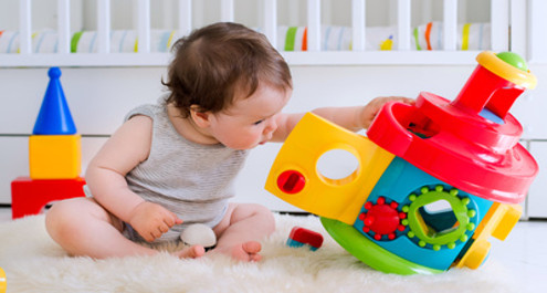 איך בוחרים צעצועים לתינוקות בני שנה?