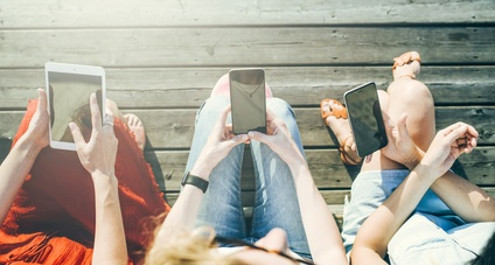 איך תשמרו על בני הנוער מהתנהגויות הרסניות וממכרות במהלך הקיץ?