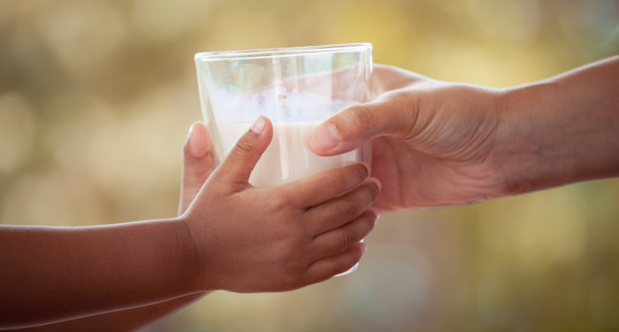 על ילדים בגילאי 2-8 שנים לצרוך 2 כוסות ליום של חלב נטול שומן או דל שומן