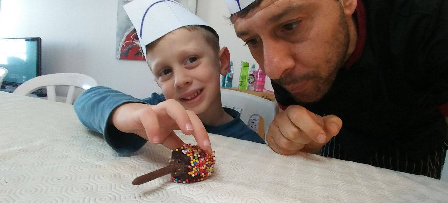 יצירה באוכל לחנוכה - סביבון שוקולד