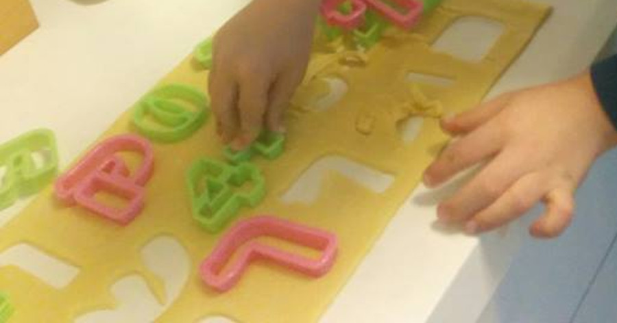 ללמוד לקרוא ולספור עם עוגיות אותיות ומספרים