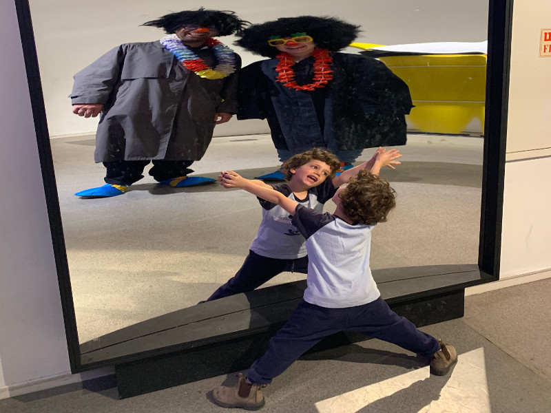 חגיגת פורים של מראות והשתקפויות במוזיאון המדע בירושלים