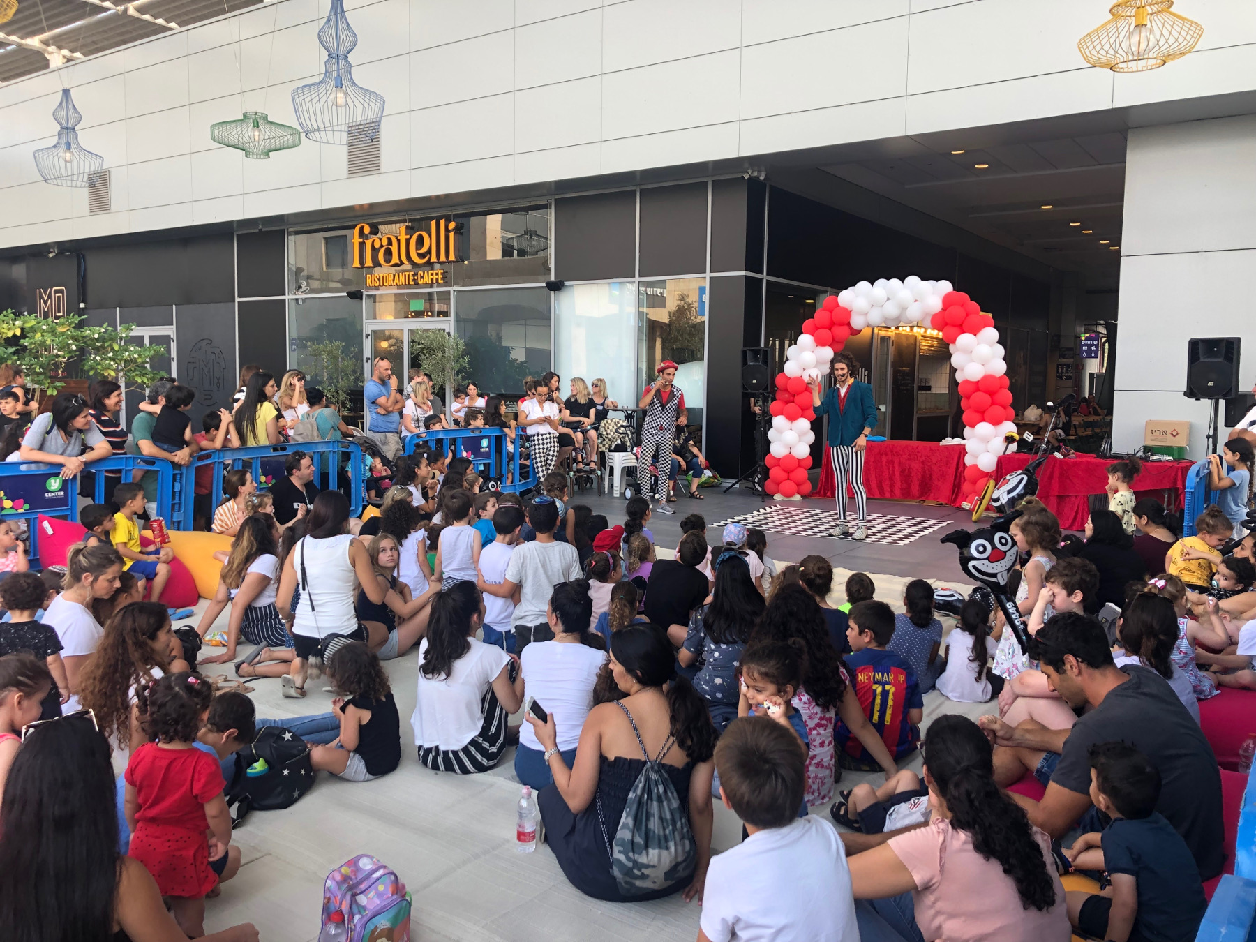 אוגוסט מסביב לעולם ב-Y CENTER פולג