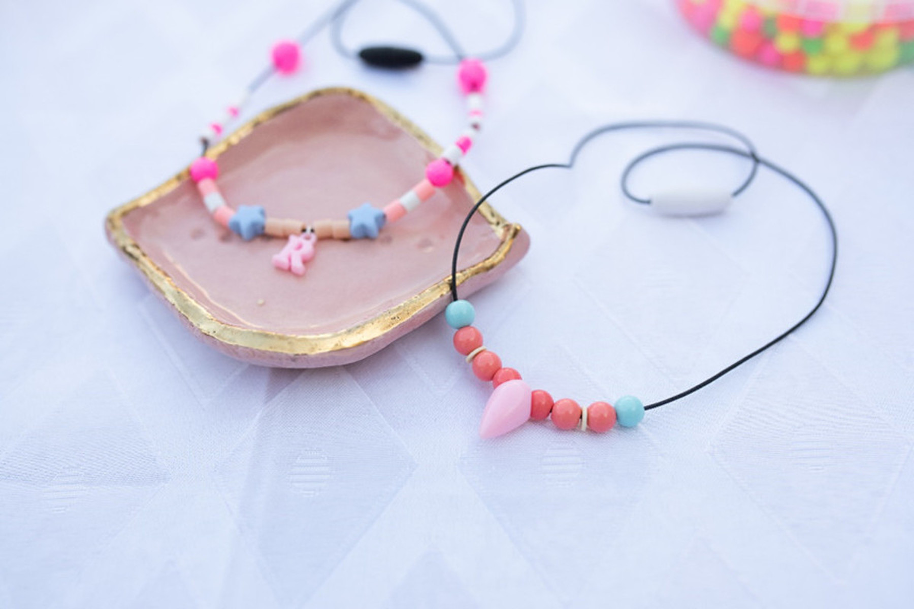 פעילויות לילדים: הכינו שרשרת מעוצבת וצבעונית