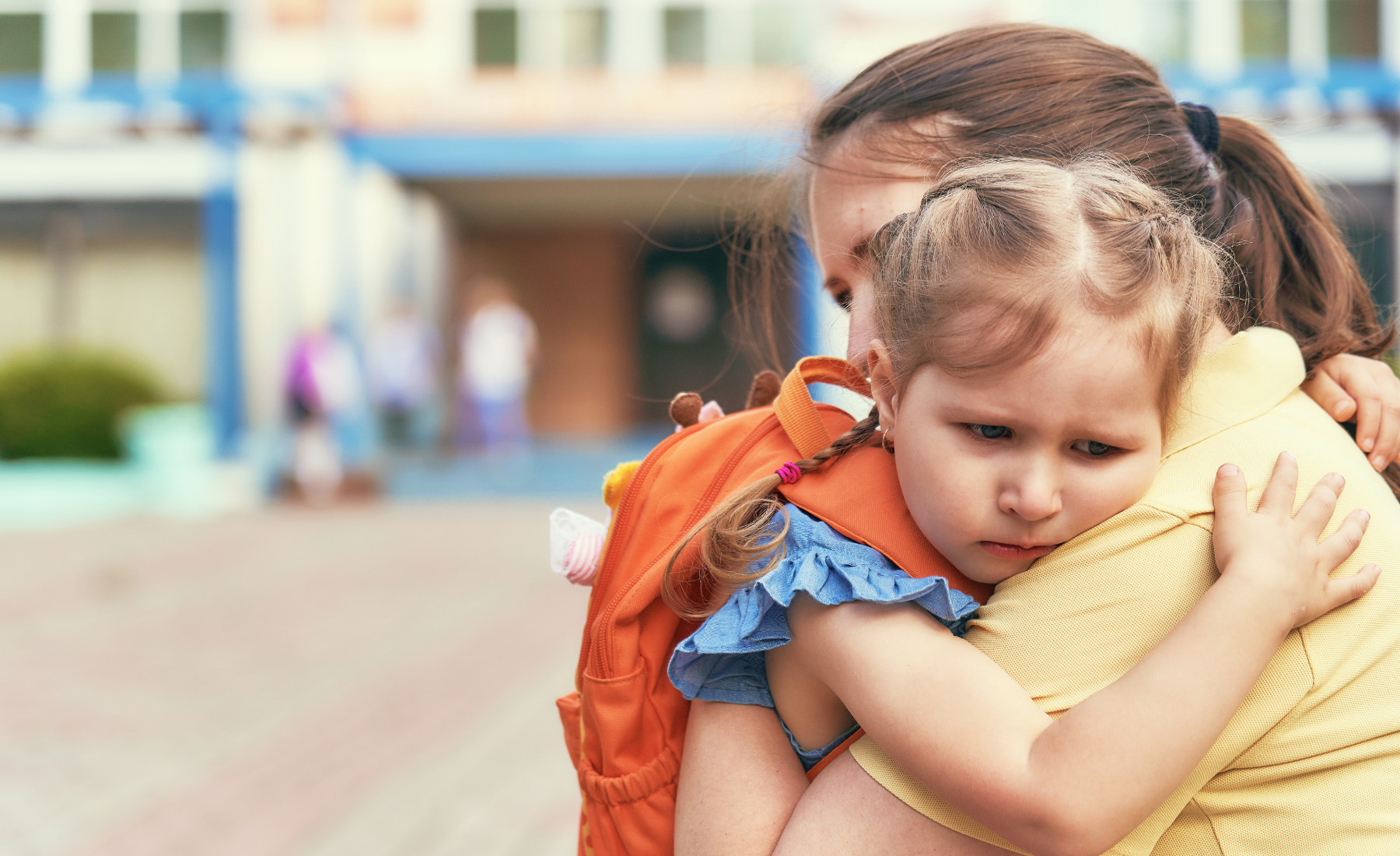פרידה מאמא ואבא אחרי הסגר ושהייה ארוכה בבית